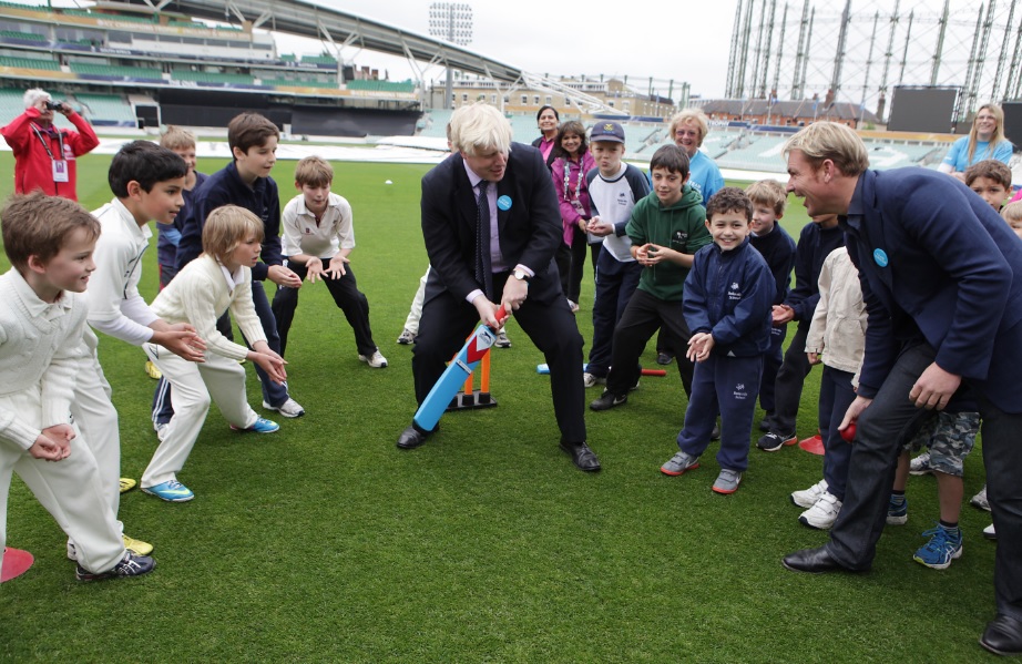 Boris Johnson & Shane Warne playing cricket